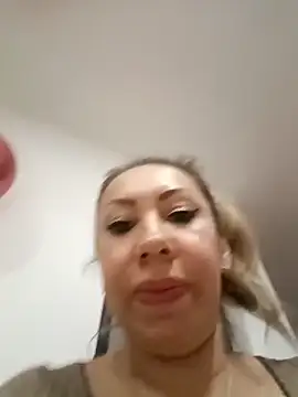 Webcam Model (coral_smitth) is live