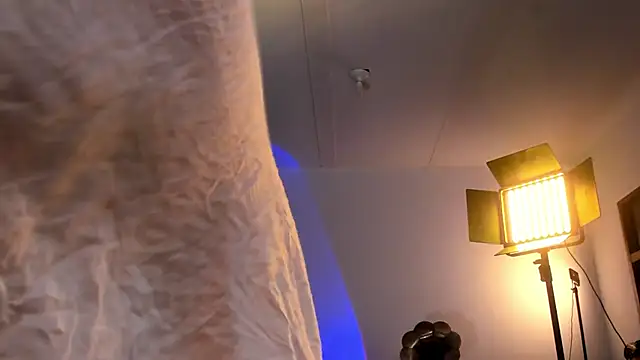 nonbinaryangel webcam