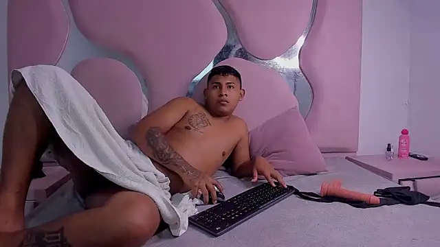 Mikeandmoonasm webcam