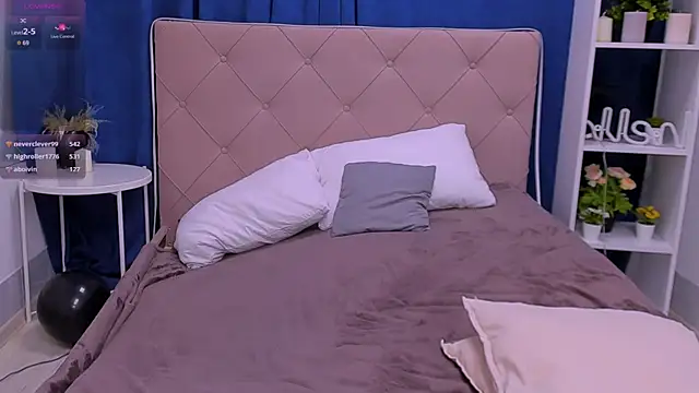 Janie_JJ_Curvie webcam