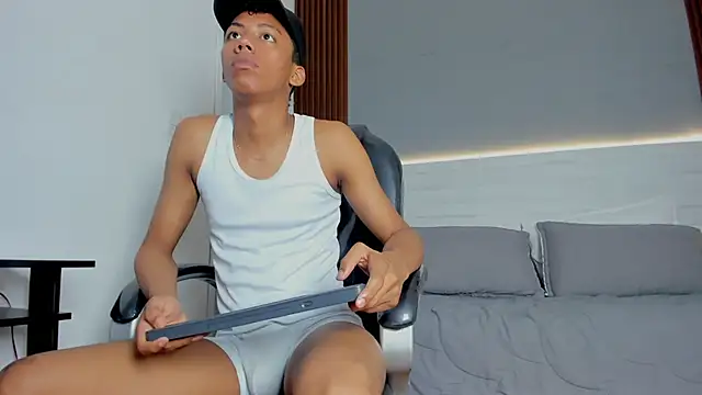 Brunette__boy webcam