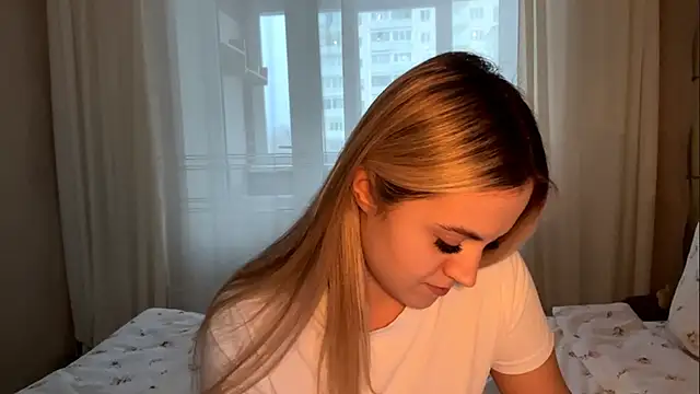 LuciaShadwell webcam