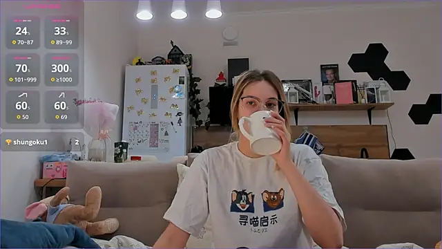 Girl_alone_home webcam