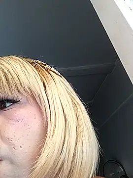 blondebitchlitle webcam