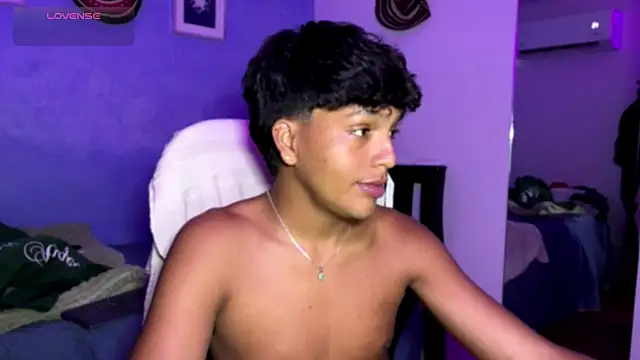 Xander_bonnet1 webcam