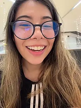 caitlinn_catt (F young) - Make me wet in public