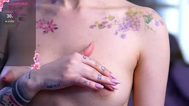 SerenaVelour live cam screenshot female on OhMiBod.Show — Interactive Live Cam Play