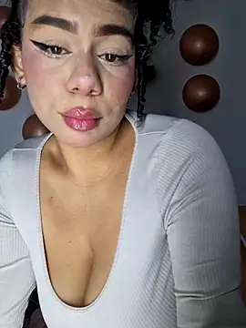 Webcam Model (Yerystar)  is live.Free join now!