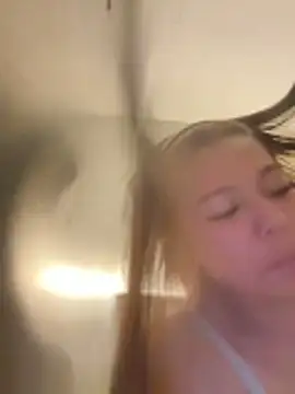 Alyshanon18's Stripchat show and profile