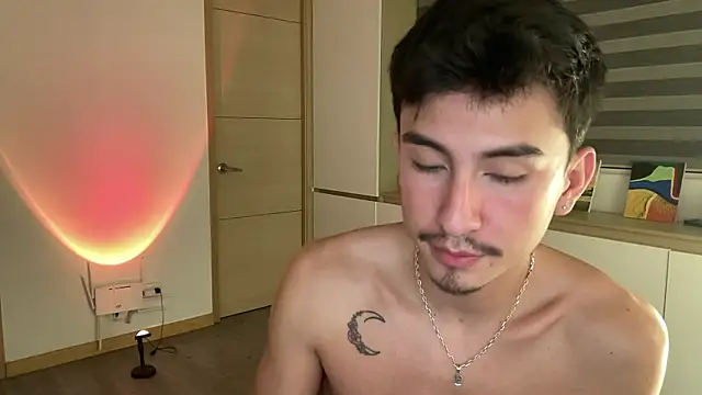 sweettaaron01 webcam