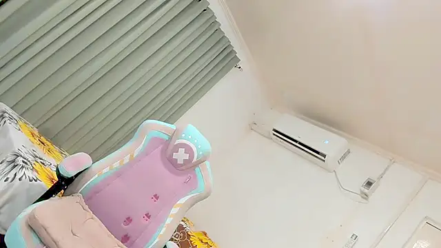 CraveMyCurves webcam