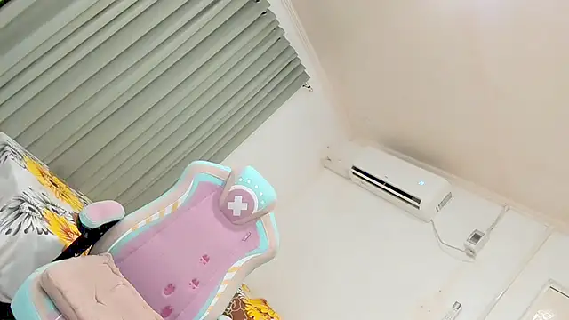 CraveMyCurves webcam