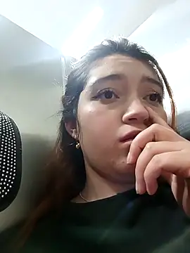 karina_leon (Ask my age) - She shows her breasts in public.