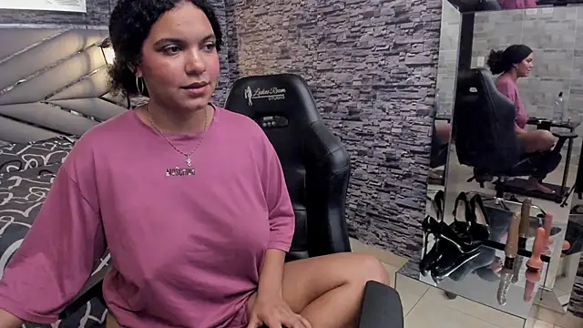 BellyBigBoobs webcam