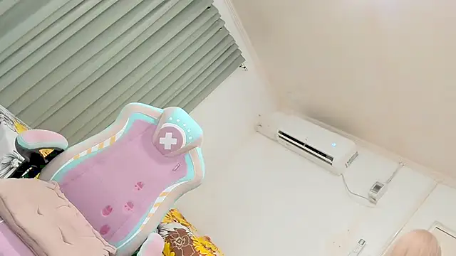 CraveMyCurves webcam