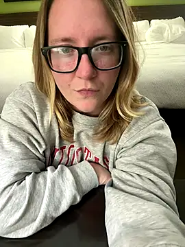 Webcam Model (Lizzyloo)  is live.Free join now!