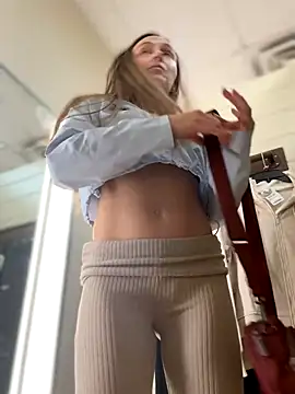 lunagirl13's Stripchat show and profile