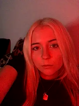 Webcam Model (Blondie_Sofia_Essexbabe)  is live.Free join now!
