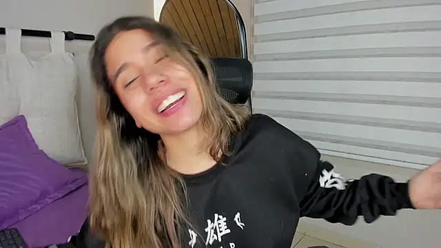 Rachell_criss webcam