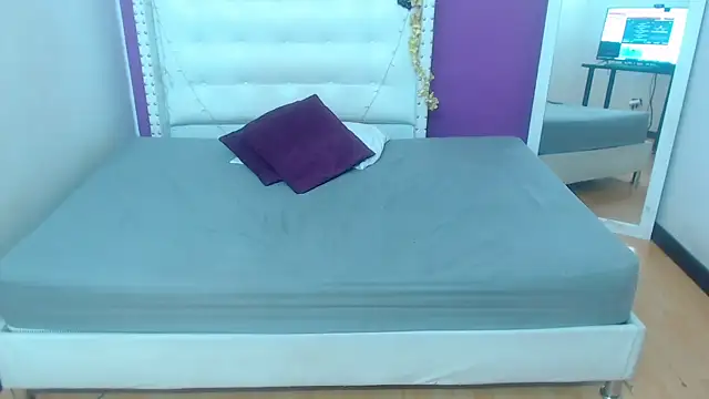 naughty_bigass_18 webcam