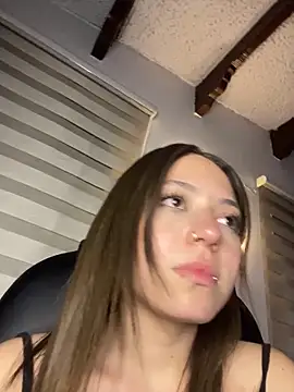 Webcam Model (PrettyAmber)  is live.Free join now!