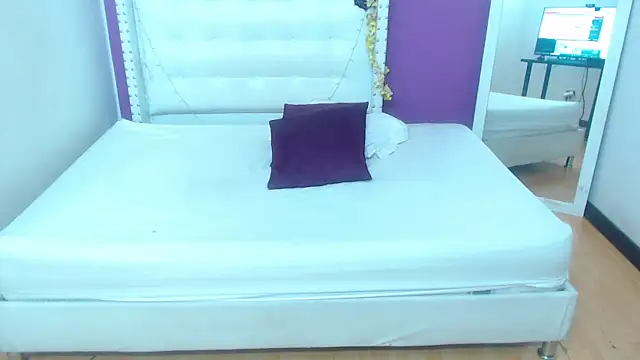 naughty_bigass_18 webcam