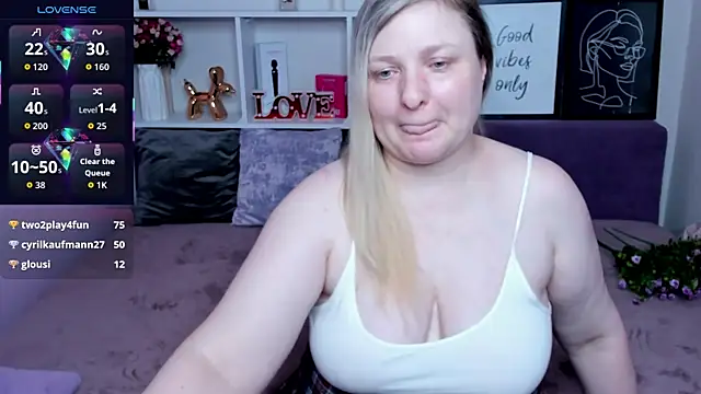 annaxcherri (F milf) - Rub pussy under skirt