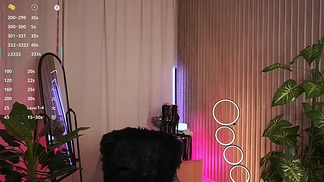 LauraWifeness webcam