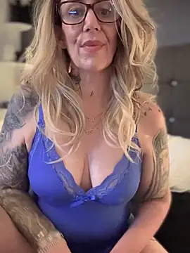 Webcam Model (blondebitch2)  is live.Free join now!