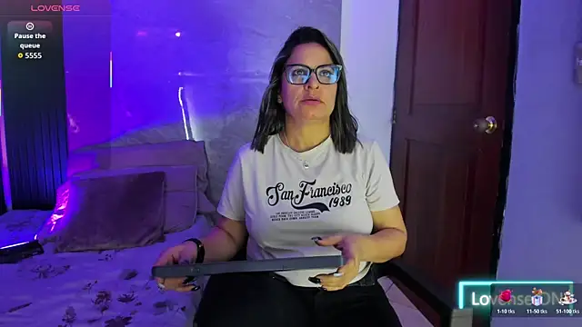 Agatha_Pleasure webcam