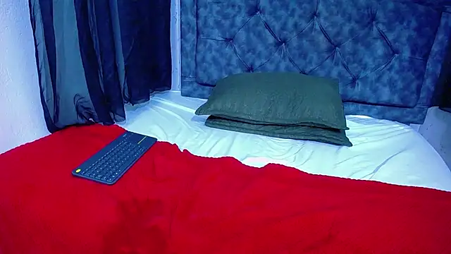 mia__thomson_ webcam