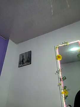 Scarlet_curly webcam