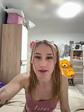 H3LLENE live cam screenshot female from Romania on OhMiBod.Show — Interactive Live Cam Play