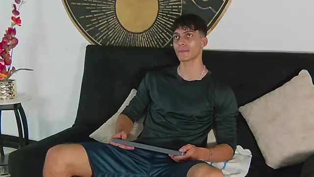 alessiovitale (M twink) - Naked + Flex muscles + Spit 🥵🔥