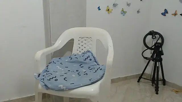 madonna101 (F mature) - Iick muy boob