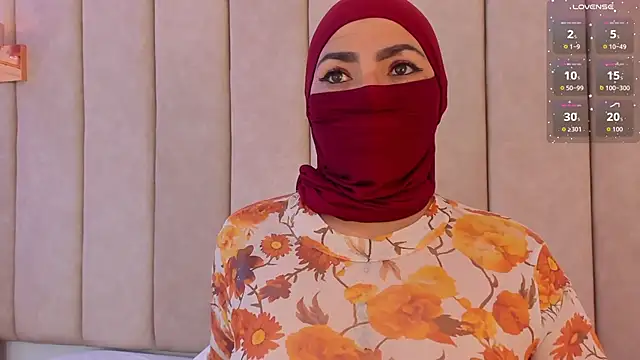 _naylaa_ (F milf) - tits bouncing in oil