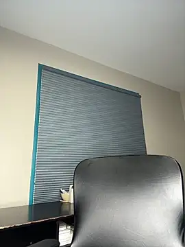 WomanNextdoor1 webcam