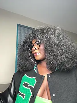 WomanNextdoor1 webcam