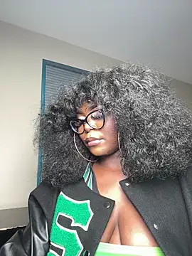 WomanNextdoor1 webcam