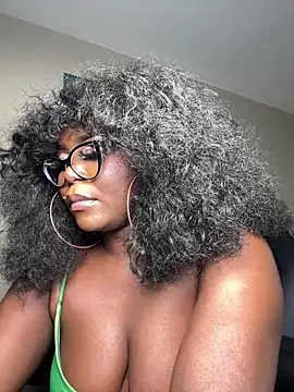 WomanNextdoor1 webcam