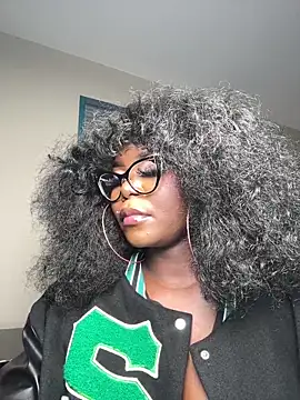 WomanNextdoor1 webcam