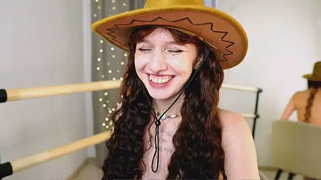 LeelooYolo's Stripchat show and profile