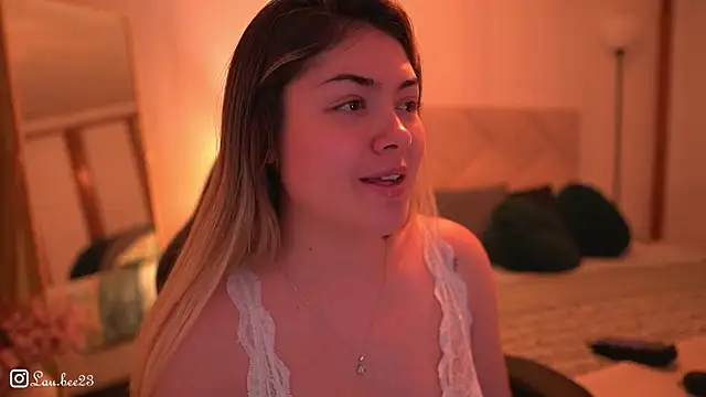 lau_bee - Lau_Bee's free webcam
