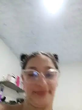 ary-18 - Ary-18's free webcam