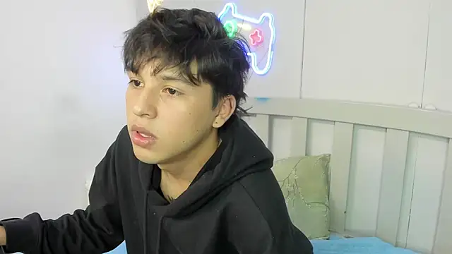 StiwenTwink Live Webcam on Stripchat