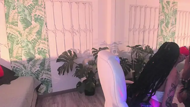 cute_hollywood webcam