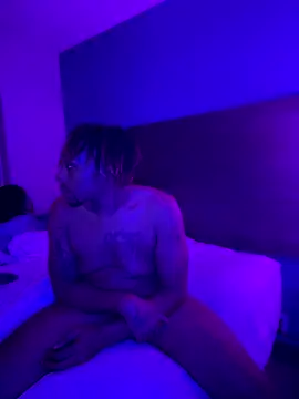 BigMfLuther's Stripchat show and profile