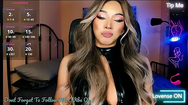 xUrGoddess_Bella... Live Webcam on Stripchat