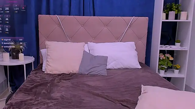 Janie_JJ_Curvie webcam