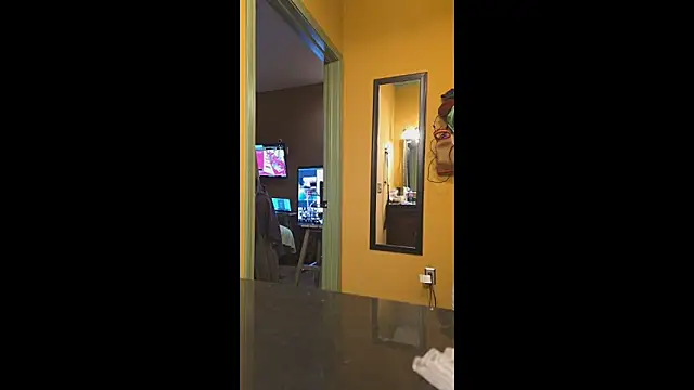 leahcimnikral webcam